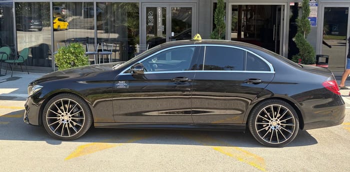 Plejo Taxi's black Mercedes E-Class waiting at a hotel entrance in Split